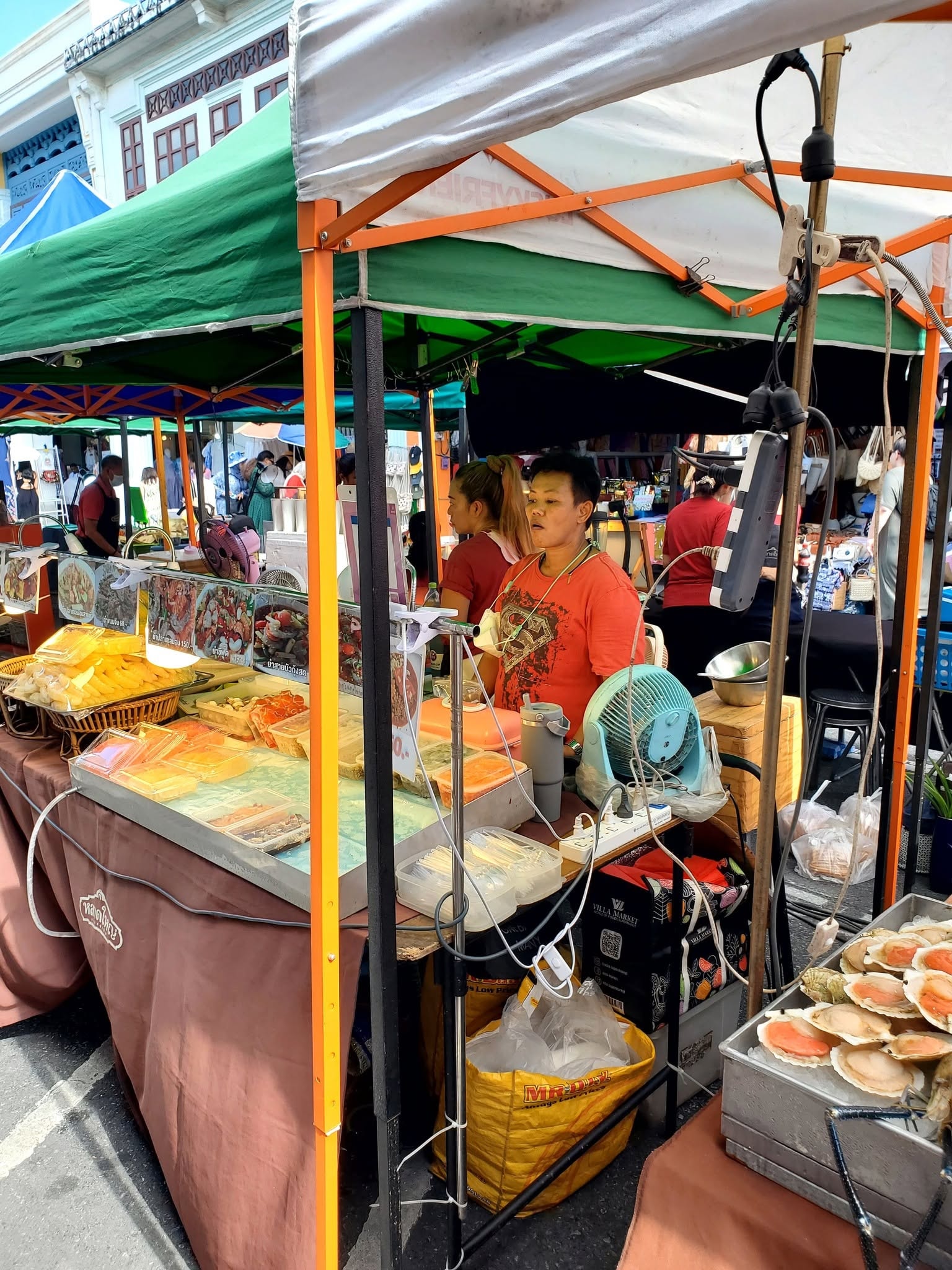Street food vendor — fresh seafood at the Thailand market
