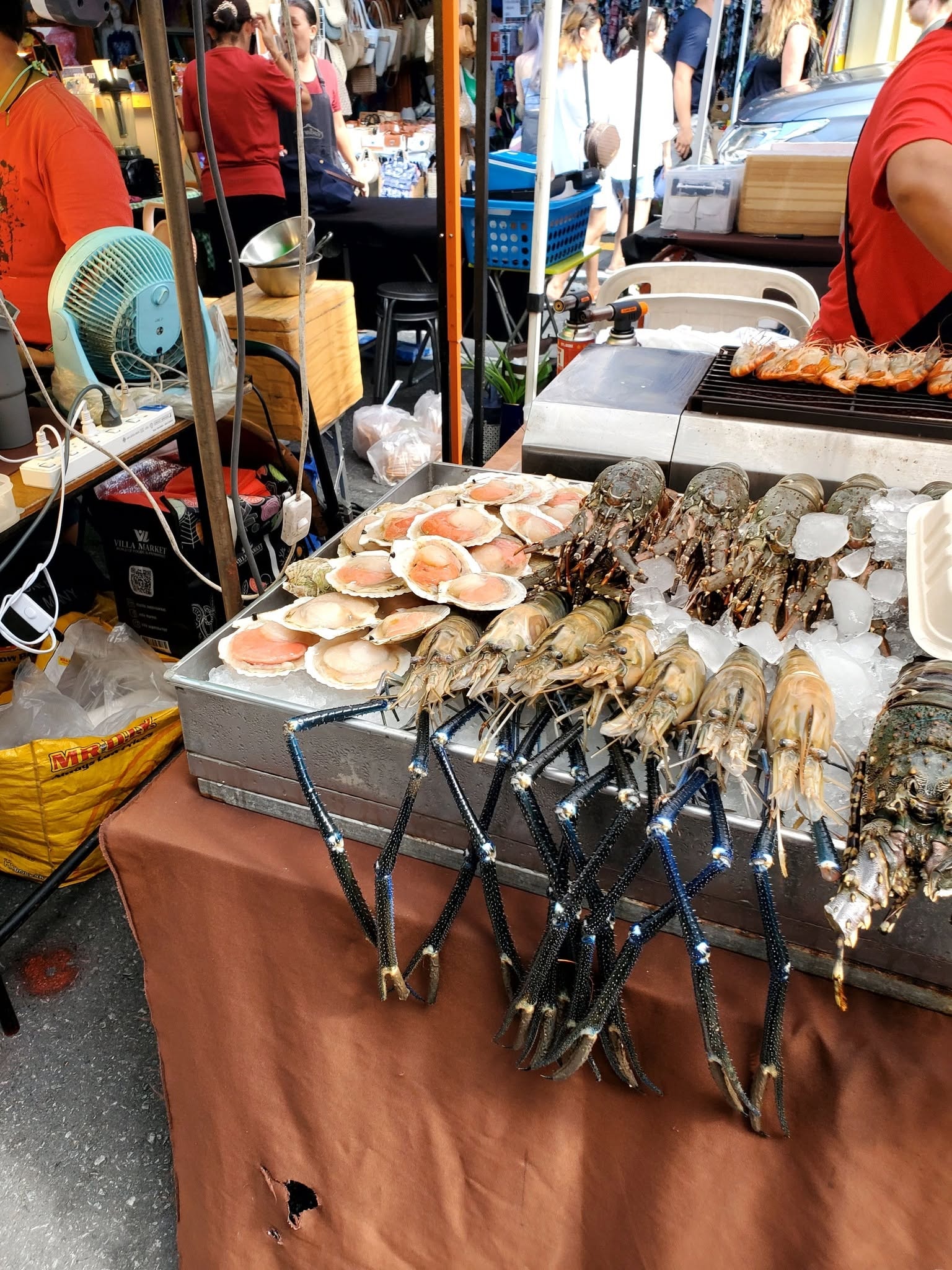 Oysters and scallops at the seafood market — Thailand