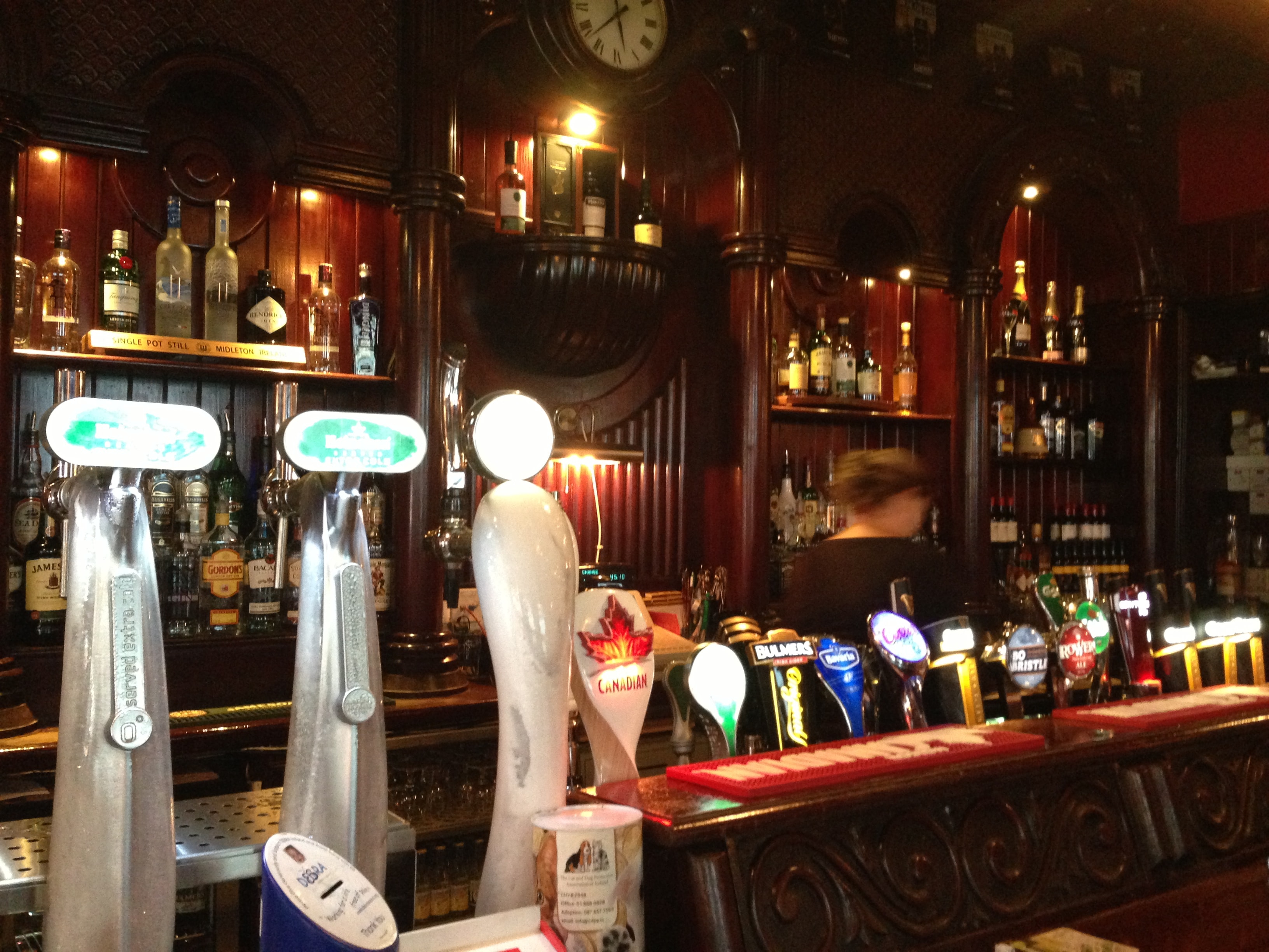 Classic Irish pub bar — Dublin